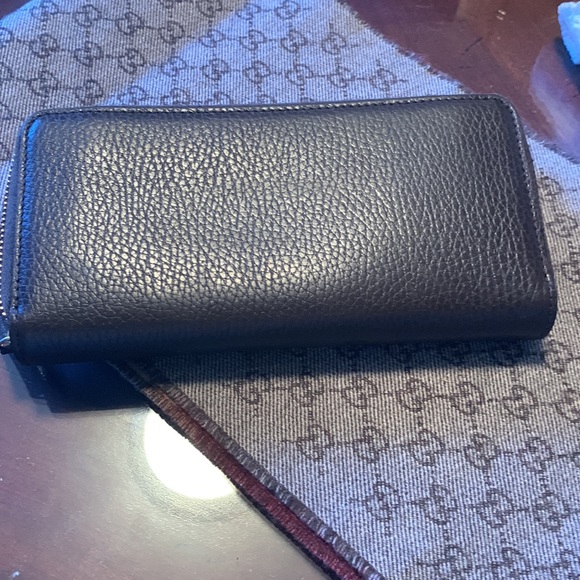 Genuine GUCCI Tri- fold Wallet, chocolate Brown, with two inside section. - Picture 15 of 16